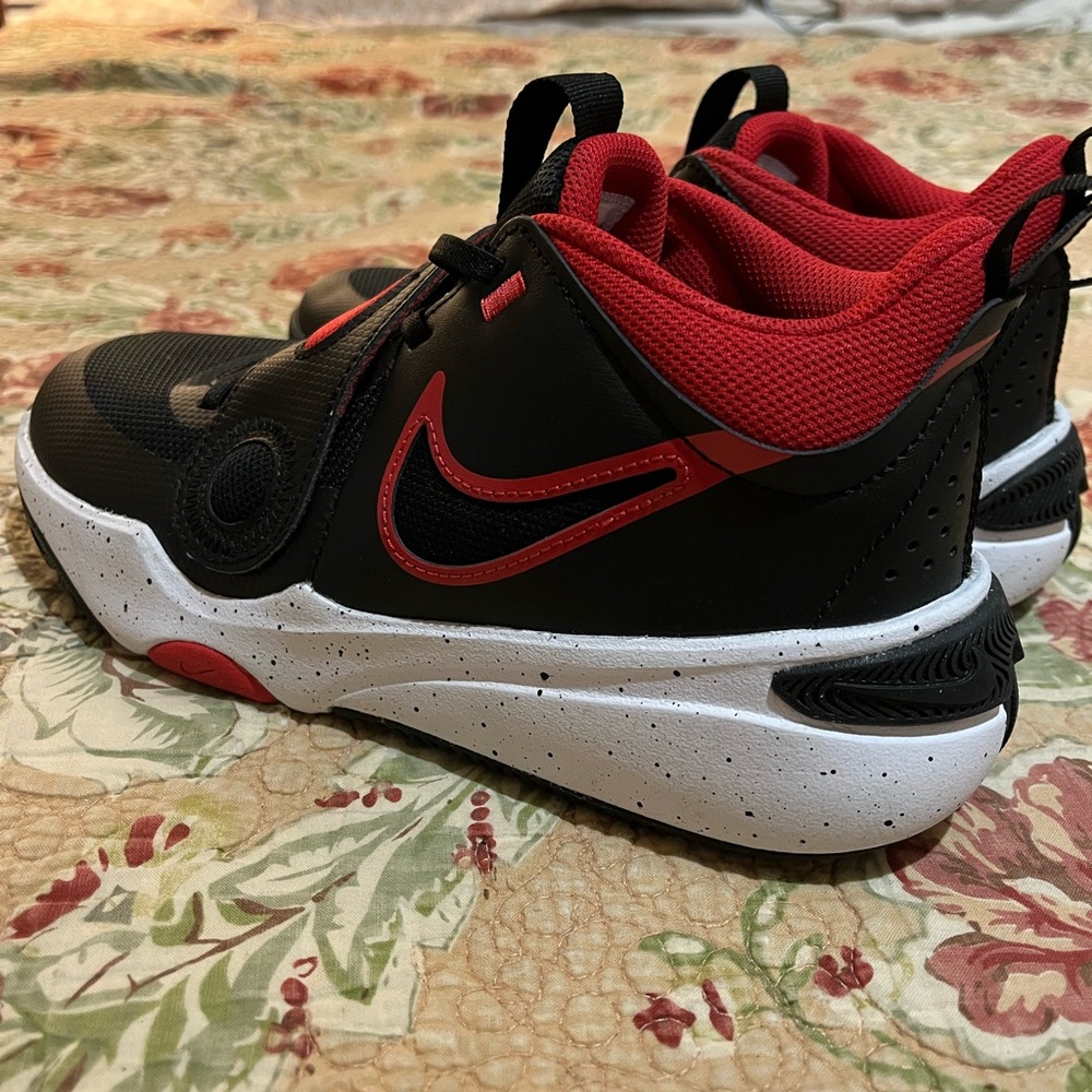 Nike Kids Black and Red Sneakers 6.5Y